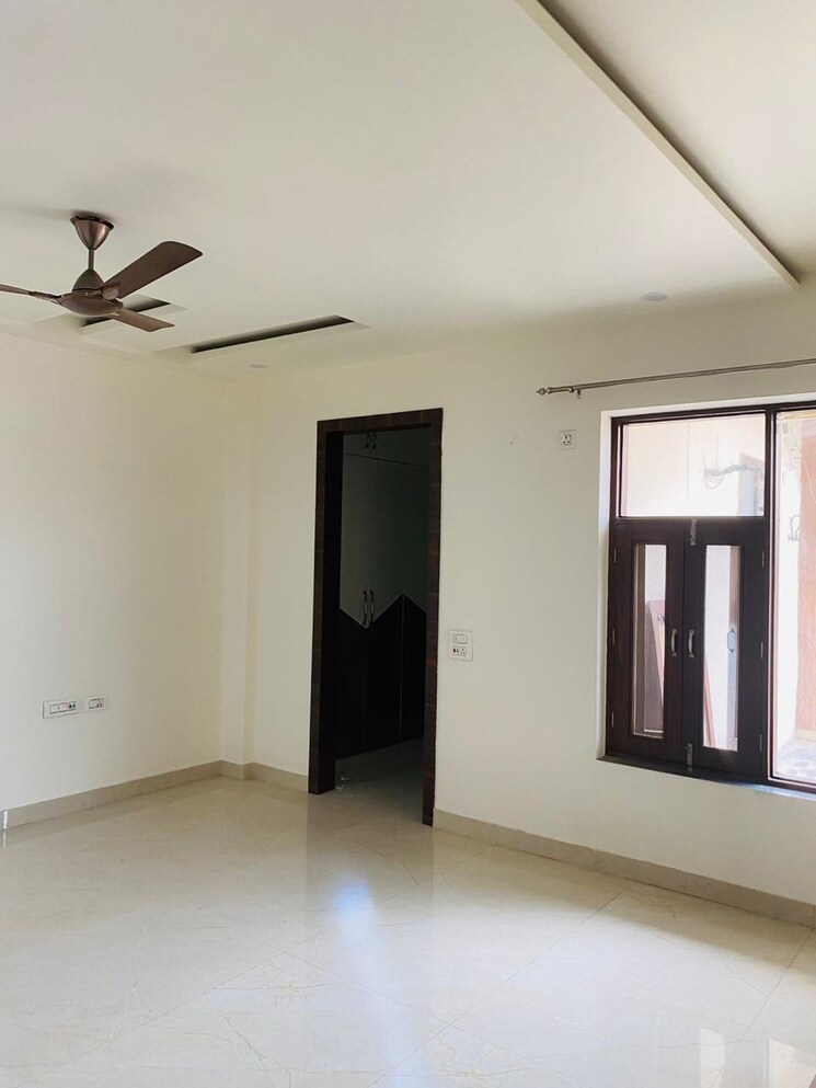 Room, sector 45 6+ Bedroom 160 Sq.Yd. Independent House In Sector 45 Faridabad 7997678