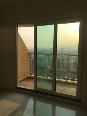 Room in 2 BHK Apartment at Rustomjee Urbania Aurelia, Majiwada – for Rent