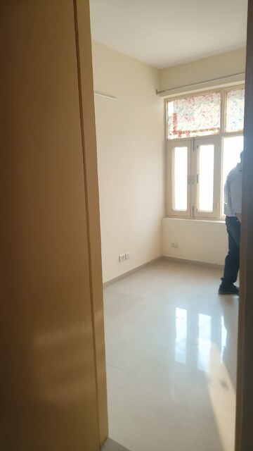 Room in 3 BHK Builder Floor at Omaxe Heights, Sector 86 – for Rent
