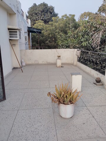 Master Bedroom in 1.5 BHK Apartment at Paschim Vihar – for Rent