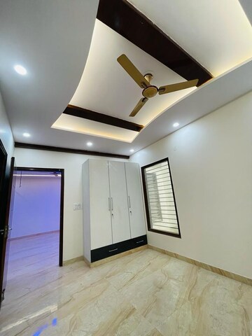 Room in 3 BHK Builder Floor at Sector 8 – for Rent