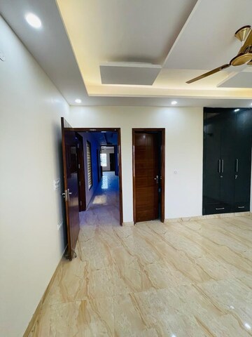 Room in 3 BHK Builder Floor at Sector 8 – for Rent