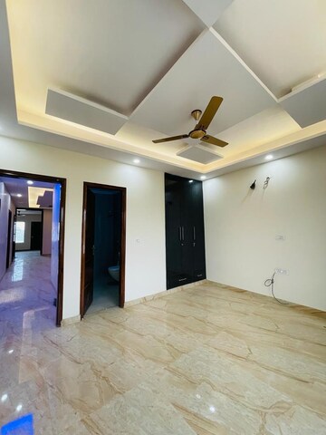 Room in 3 BHK Builder Floor at Sector 8 – for Rent