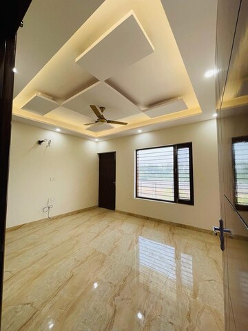 Room in 3 BHK Builder Floor at Sector 8 – for Rent
