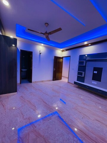 Room in 3 BHK Builder Floor at Sector 8 – for Rent