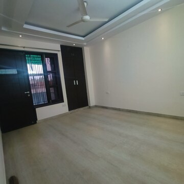 Room in 3.5 BHK Builder Floor at Paschim Vihar – for Rent