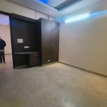 Room in 3.5 BHK Builder Floor at Paschim Vihar – for Rent