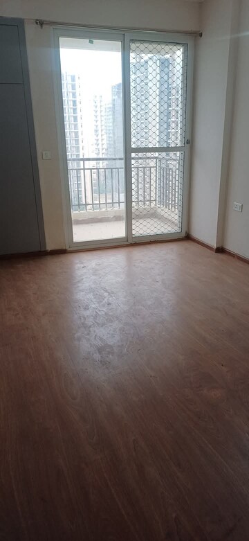 Room in 2 BHK Apartment at Amrapali Golf Homes, Sector 4, Greater Noida – for Sale