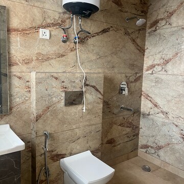 Bathroom in 6+ BHK Independent House at Dlf Phase ii – for Sale