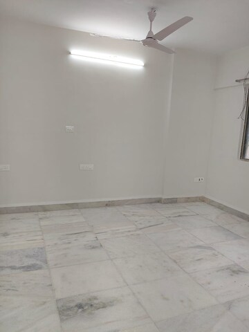 Room in 2 BHK Apartment at Olympic Towers, Andheri West – for Rent