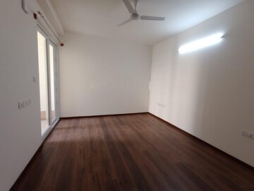 Room in 3 BHK Apartment at Godrej Aqua, International Airport Road – for Rent