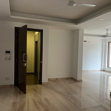 Room in 5 BHK Independent House at Dlf Phase I – for Sale