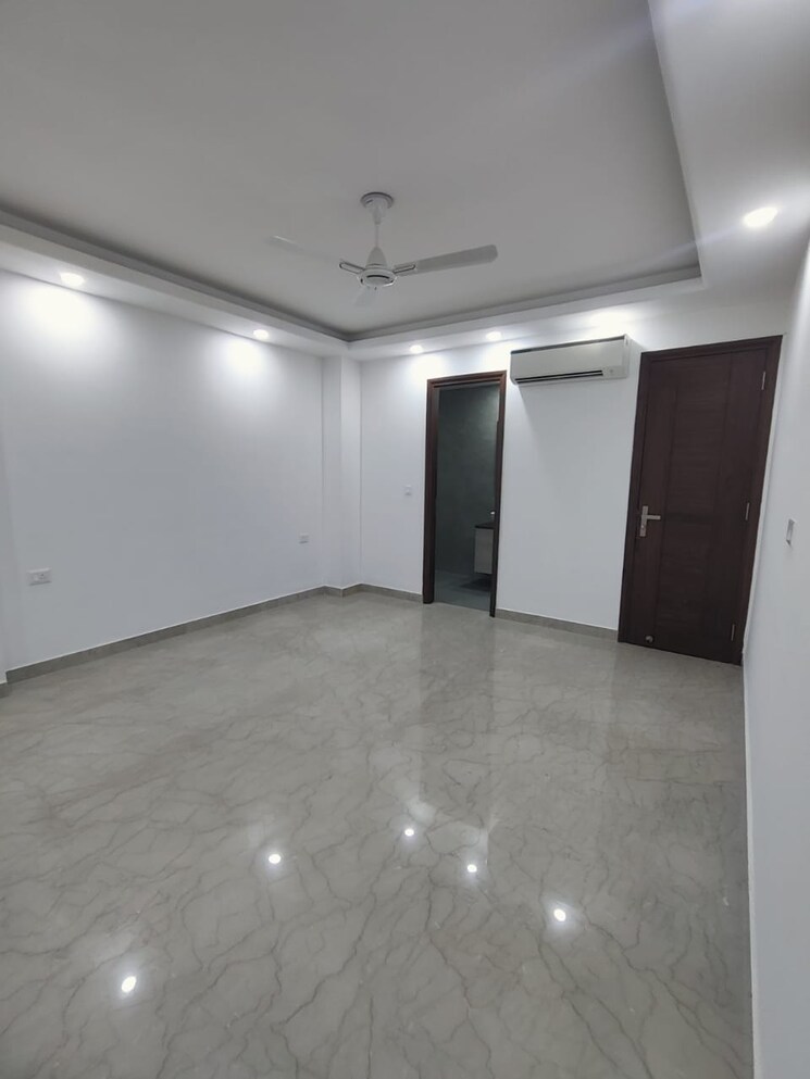 Room, kalkaji 3 Bedroom 200 Sq.Yd. Builder Floor In Kalkaji Delhi 7998609