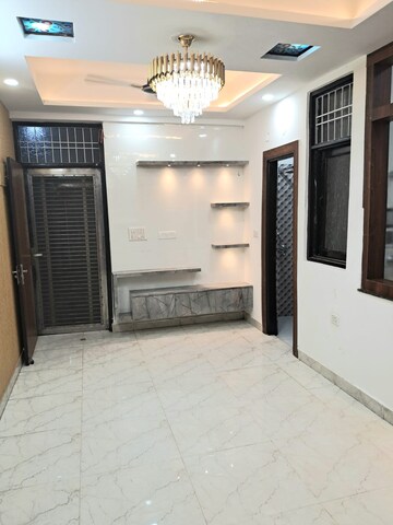 Parking in 2 BHK Builder Floor at Gyan Khand – for Rent