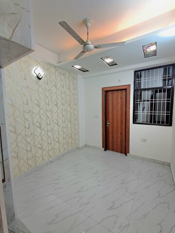 Room in 2 BHK Builder Floor at Gyan Khand – for Rent