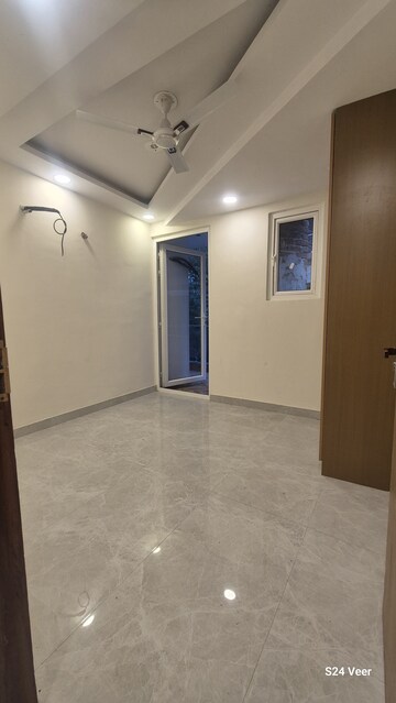 Room in 2 BHK Apartment at Palm Residency Chhatarpur, Chattarpur – for Rent