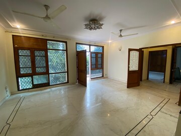 Room in 4 BHK Builder Floor at Defence Colony – for Rent