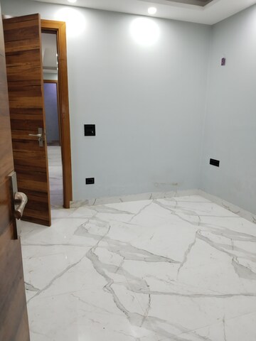 Room in 3 BHK Apartment at Khirki Extension – for Rent