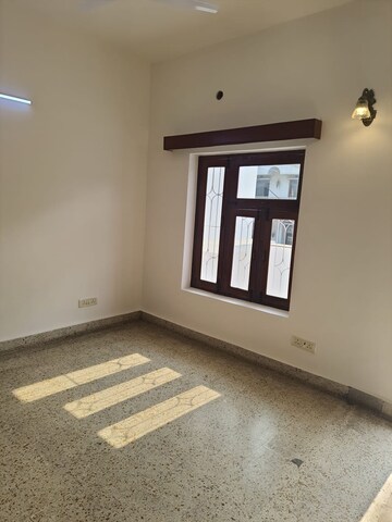 Room in 2 BHK Builder Floor at Green Park – for Rent