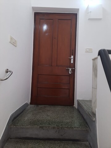 Furnished Amenities in 2 BHK Builder Floor at Green Park – for Rent