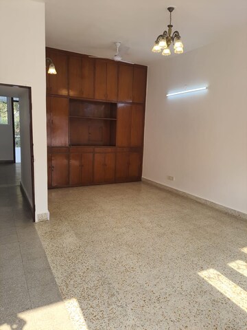 Room in 2 BHK Builder Floor at Green Park – for Rent
