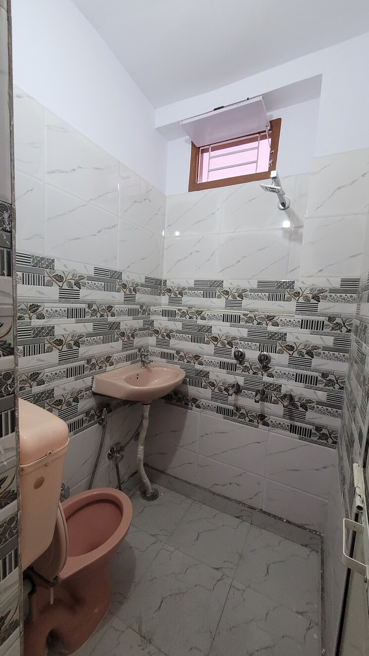 Attached Bathroom, dilshad colony 2 Bedroom 780 Sq.Ft. Builder Floor In Dilshad Colony Delhi 7999068