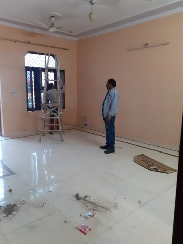 Room in 2.5 BHK Builder Floor at Sector 28 – for Rent