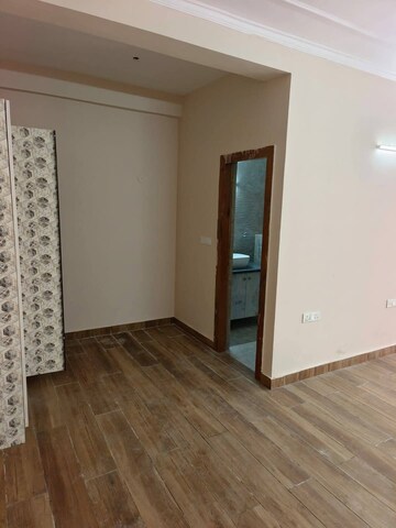 Room in 3 BHK Apartment at Emaar Emerald Estate, Sector 65 – for Rent