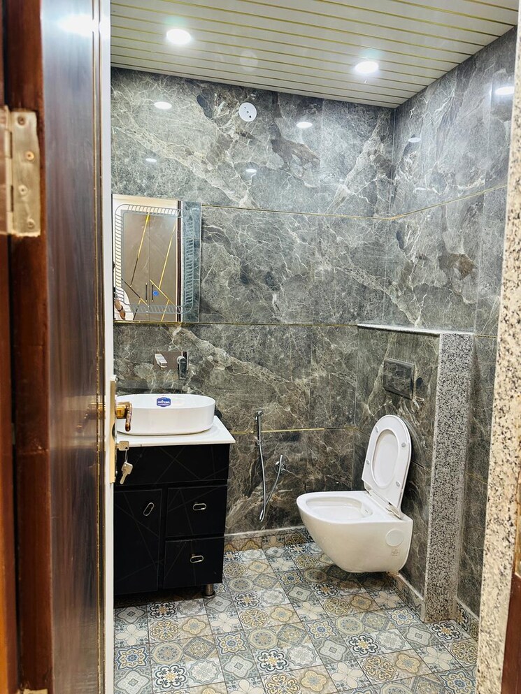 Bathroom, vasundhara sector 5 3 Bedroom 1250 Sq.Ft. Builder Floor In Vasundhara Sector 5 Ghaziabad 7999136