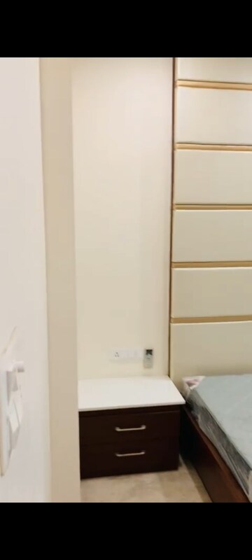 Room in 5 BHK Apartment at Gomti Nagar – for Rent