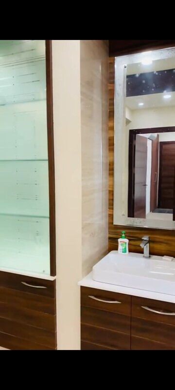Room in 5 BHK Apartment at Gomti Nagar – for Rent