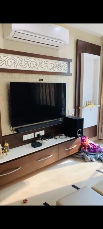 Room in 5 BHK Apartment at Gomti Nagar – for Rent