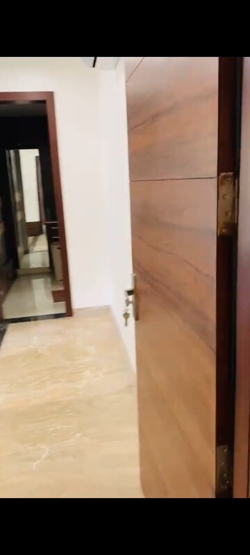 Room in 5 BHK Apartment at Gomti Nagar – for Rent