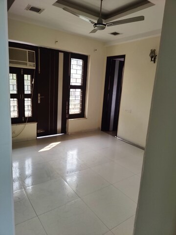 Room in 3 BHK Builder Floor at Unitech South City II, Sector 50 – for Rent