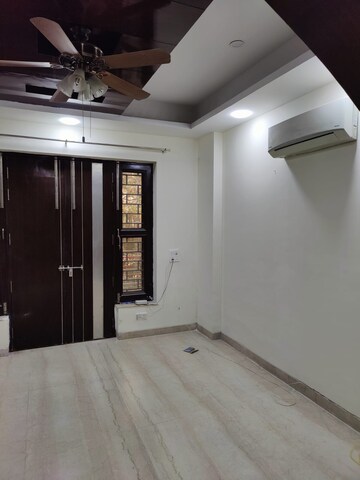 Master Bedroom in 3 BHK Builder Floor at Unitech South City II, Sector 50 – for Rent
