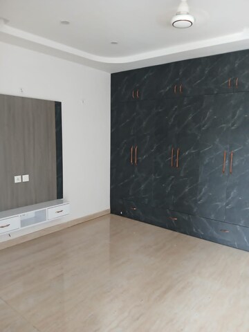 Room in 3 BHK Builder Floor at Vipul World Floors, Sector 48 – for Rent