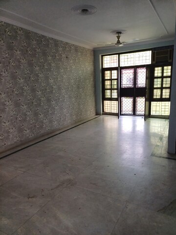 Room in 4 BHK Builder Floor at Unitech South City II, Sector 50 – for Rent