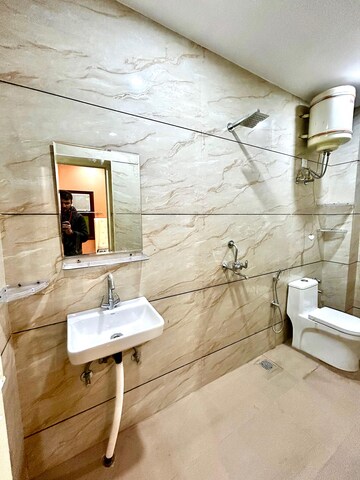 Bathroom in 1 BHK Builder Floor at Plaza Mall, Sector 28 – for Rent