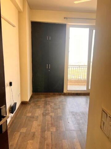Room in 2 BHK Apartment at ACE Platinum, Zeta I Greater Noida – for Rent