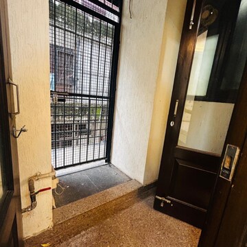 Room in 3 BHK Builder Floor at Safdarjang Enclave – for Rent