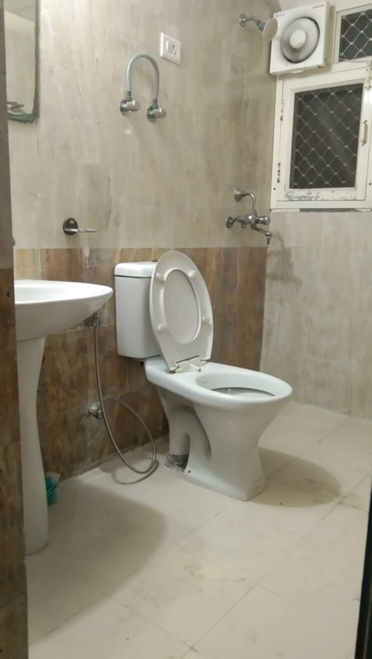 Bathroom, aims-golf-city 2 Bedroom 950 Sq.Ft. Apartment In Sector 75 Noida 7999766