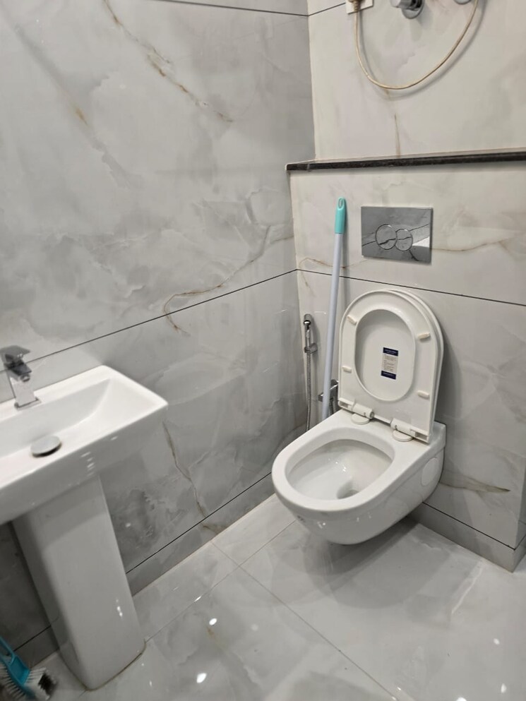 Bathroom, safdarjung enclave 3 Bedroom 150 Sq.Yd. Builder Floor In Safdarjung Enclave Delhi 7999955