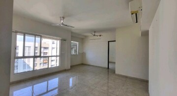 Room in 3 BHK Apartment at Lodha Amara, Kolshet Road – for Rent