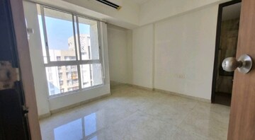 Room in 3 BHK Apartment at Lodha Amara, Kolshet Road – for Rent