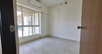 Room in 3 BHK Apartment at Lodha Amara, Kolshet Road – for Rent