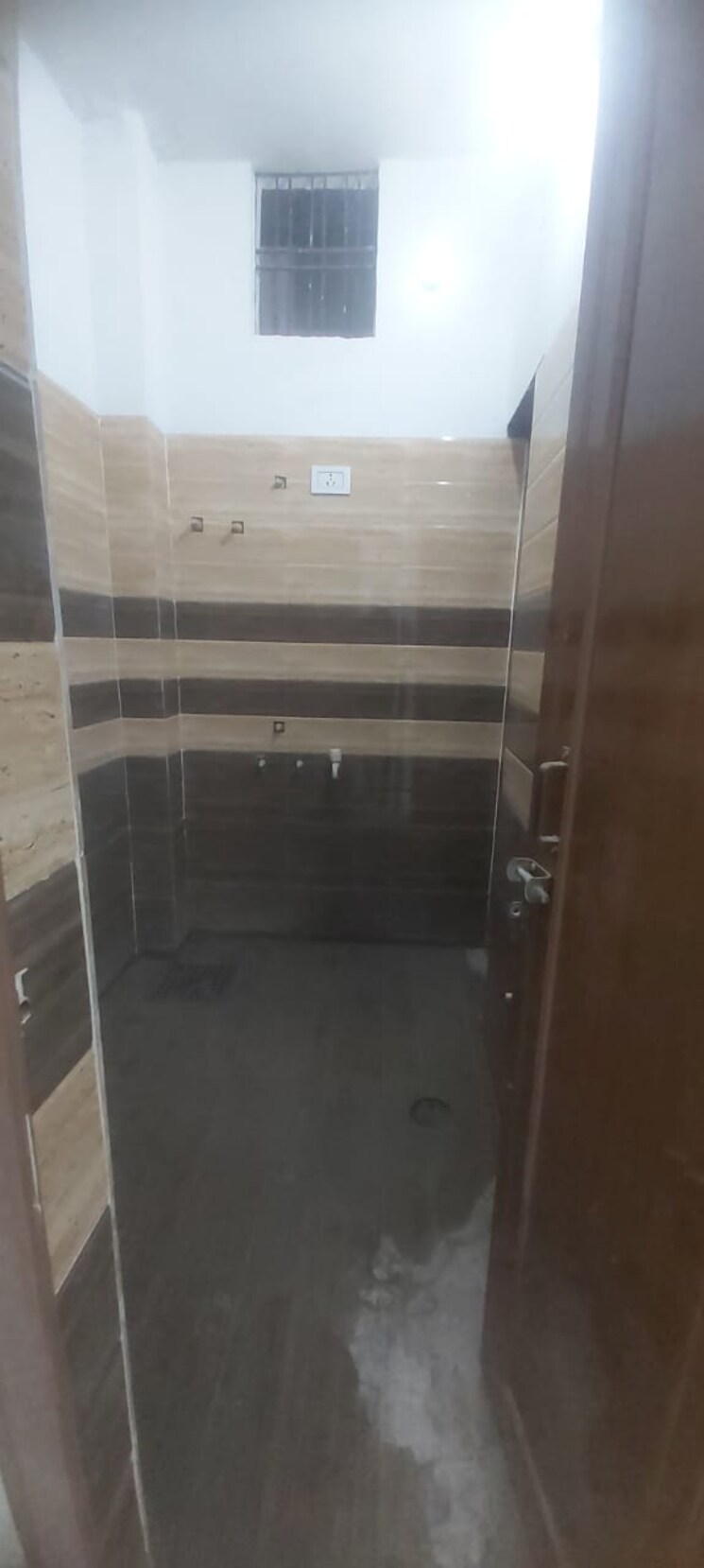 Bathroom, upavp-vrindavan-yojana 6 Bedroom 1600 Sq.Ft. Independent House In Vrindavan Yojna Lucknow 8000225