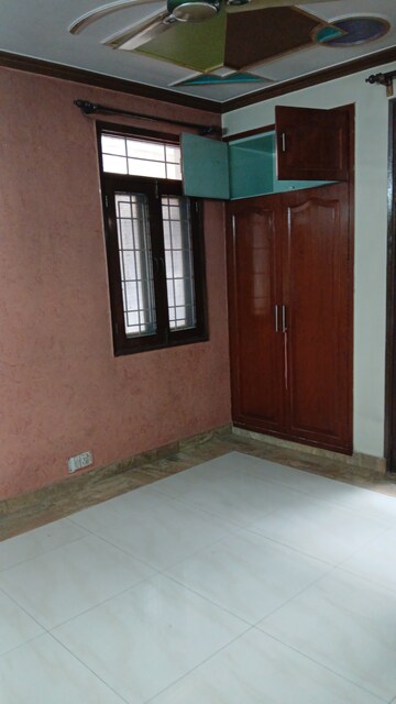 Furnished Amenities in 3 BHK Apartment at Gail Apartments, Sector 62 – for Rent
