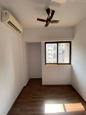 Room in 1.5 BHK Apartment at Lodha Lakeshore Greens, Dombivli East – for Rent