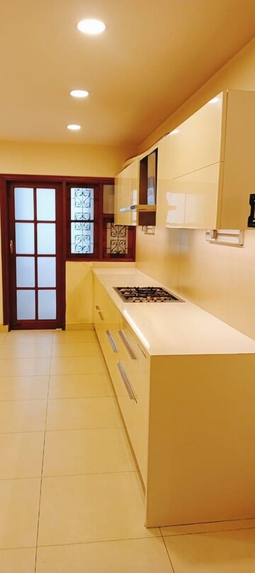 Room in 3 BHK Apartment at HM Gladiolus, Halasuru – for Rent
