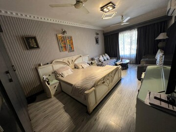 Master Bedroom in 4 BHK Apartment at Nahars Everest, Versova – for Sale